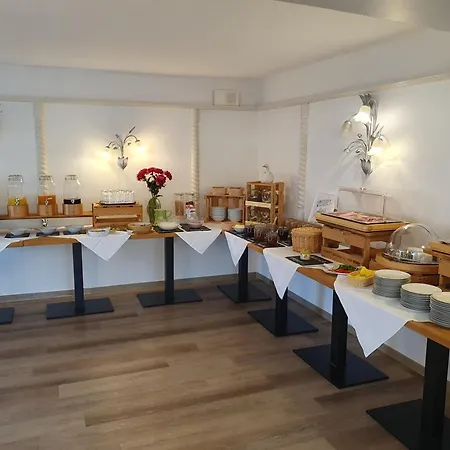Brauner Hirsch Мини-отель 3*
